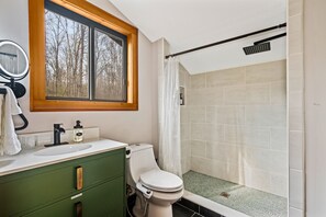 Een douche, een haardroger, een bidet, handdoeken