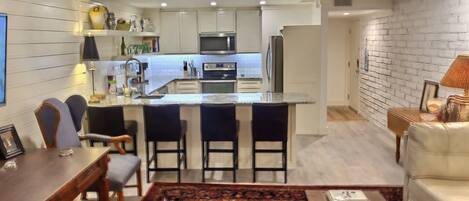 Een koelkast, een microgolfoven, een oven, een kookplaat