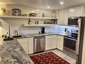 Kylskåp, mikrovågsugn, ugn och spishäll