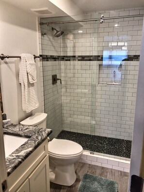 Dusj, hårføner, håndklær og såpe