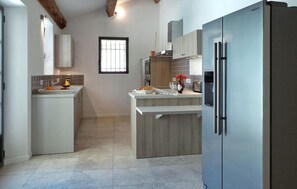 Kühlschrank, Ofen, Herdplatte, Wasserkocher mit Kaffee-/Teezubehör