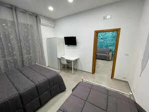 Down duvets, desk, free WiFi - Tutta nata storia (Naples)