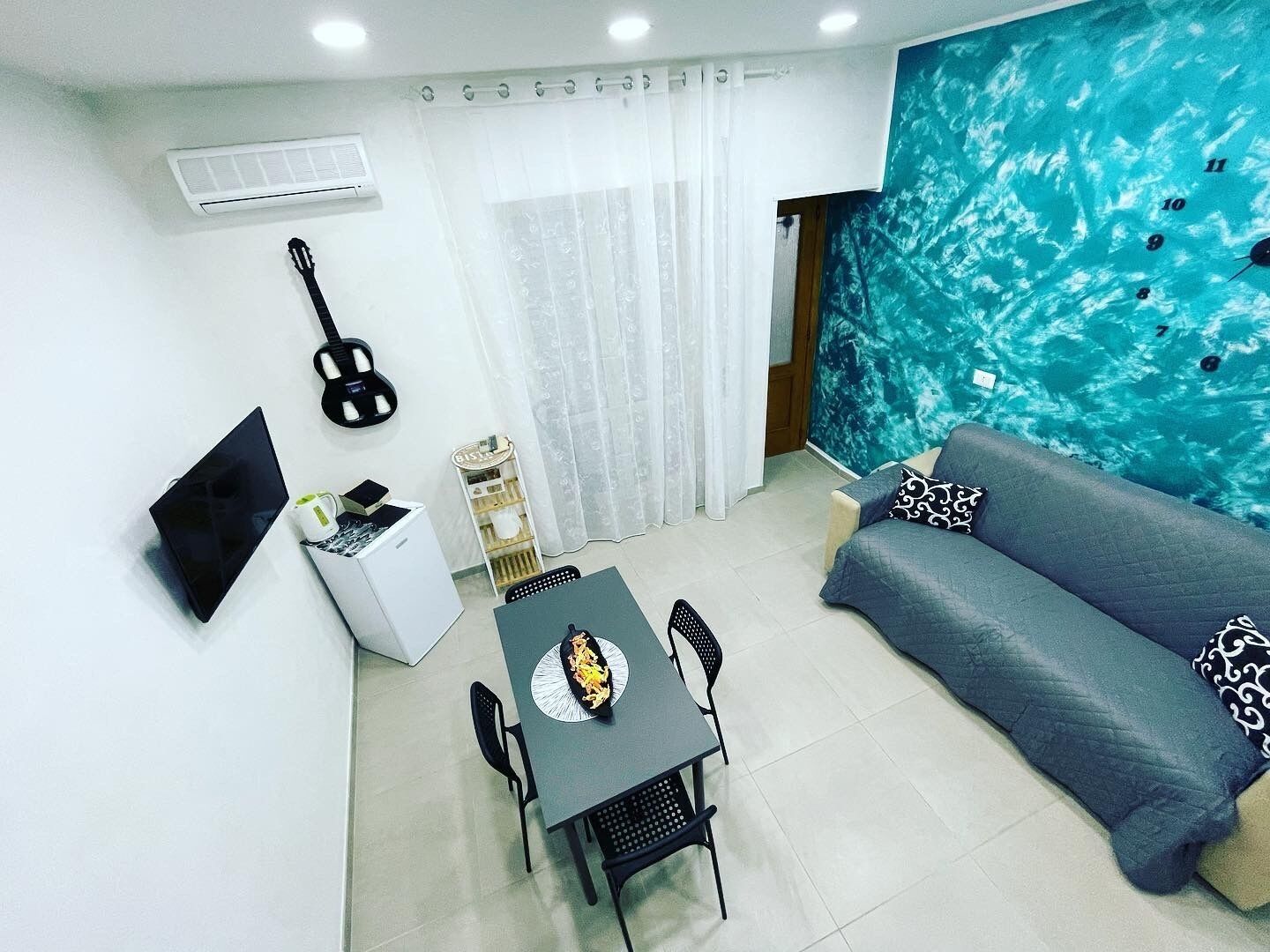 Elite Room | Living area | 32-inch LED TV with digital channels, Netflix, streaming services