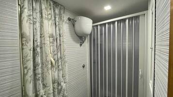 Elite Room | Bathroom | Shower, free toiletries, hair dryer, bathrobes