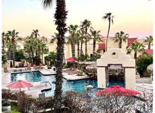 Pool - Mar y Tierra / luxury renovated Condo by the sea
(Cabo San Lucas)