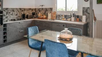 Coffee/tea maker, fridge, microwave, stovetop