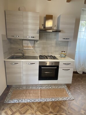 Kühlschrank, Ofen, Herdplatte, Wasserkocher mit Kaffee-/Teezubehör