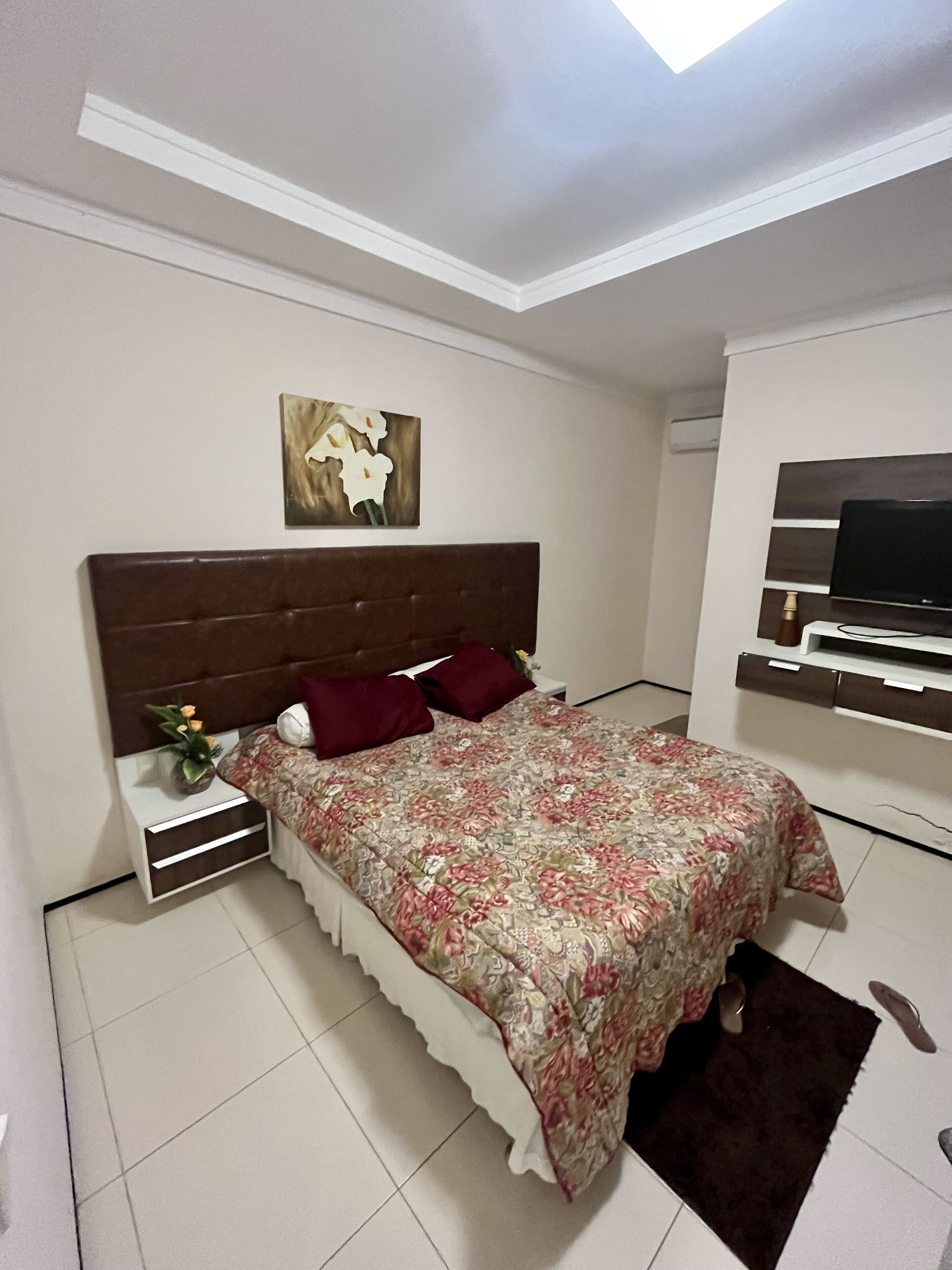 5 quartos, ferros/tábuas de passar roupa, Wi-Fi, roupa de cama