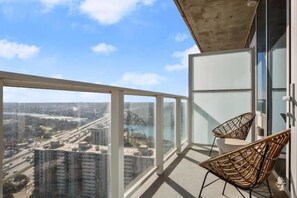 Property grounds - LuxuryRaineyStreetLakeViewCondo (Austin)