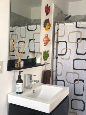 Haartrockner, Handtücher, Seife, Shampoo