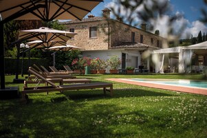 Una piscina al aire libre de temporada