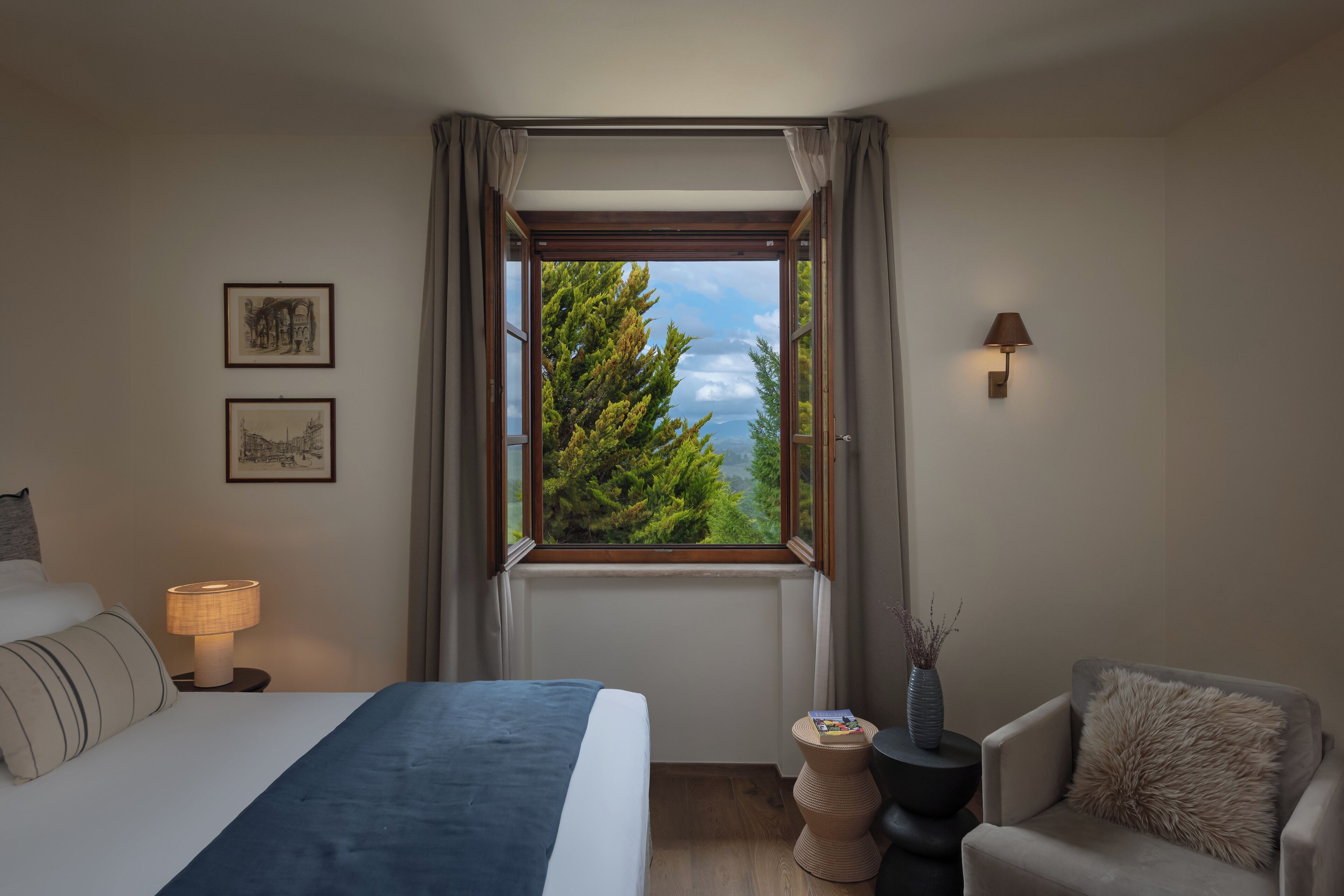 Suite, Hill View, Corner | 1 bedroom, in-room safe, individually decorated, individually furnished