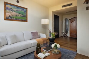 Suite, utsikt mot høyde, hjørnerom | 1 soverom, safe på rommet, individuelt dekorert og individuelt innredet