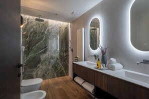 Suite, 1 Bedroom | Bilik Mandi | Pancuran mandi, kelengkapan dandanan diri berjenama, pengering rambut 