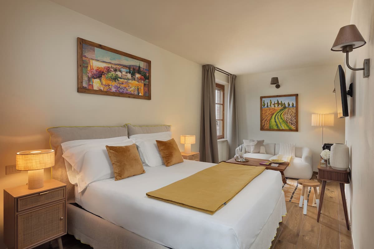 Suite, Balcony, Courtyard View | 1 bilik tidur, peti besi dalam bilik, dihias secara berasingan