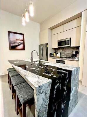 Kjøleskap og mikrobølgeovn