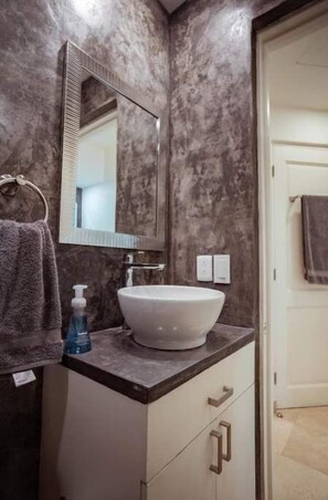 Douche, séchoir à cheveux, savon, shampooing