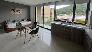 A modern apartment with a balcony, a dining area, and a kitchen. - Cozy central apartment, perfect for getaways (Salta)
