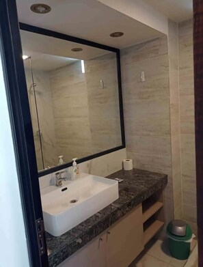 Dusche, Haartrockner, Bidet, Handtücher