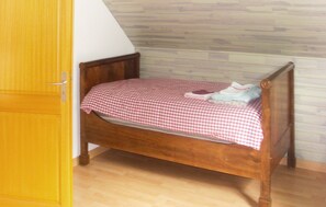 4 bedrooms, iron/ironing board, travel crib