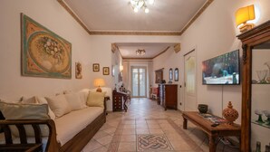 Una sala de estar con un sofá, una mesa de centro, un televisor y una chimenea.