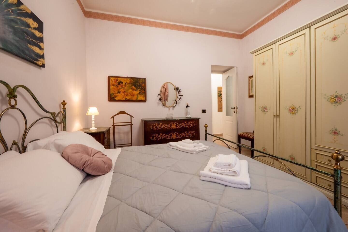 2 slaapkamers, een strijkplank/strijkijzer, gratis wifi, beddengoed