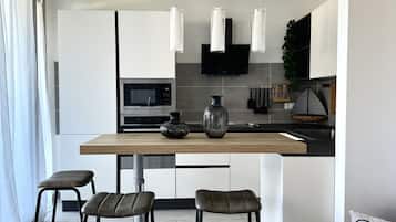 Réfrigérateur, un four, lave-vaisselle