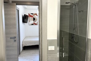 Regadera, bidet, toallas 