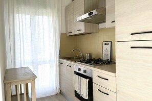 Fridge, oven - M379 - Marcelli, renovated three-room apartment with terrace overlooking the sea (Marcelli)