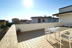 Outdoor dining - M379 - Marcelli, renovated three-room apartment with terrace overlooking the sea (Marcelli)