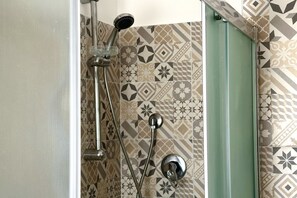 Shower, bidet, towels - M379 - Marcelli, renovated three-room apartment with terrace overlooking the sea (Marcelli)