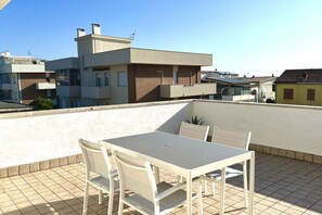 Outdoor dining - M379 - Marcelli, renovated three-room apartment with terrace overlooking the sea (Marcelli)