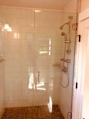 Chuveiro, toalhas de banho, sabonete, shampoo