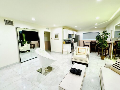 1-bedroom apartment in Vibrant Las Vegas WiFi LVCC SemaShow-1mile away F1