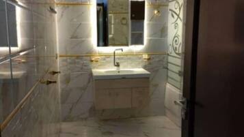 Secador de pelo, bidet, toallas, jabón