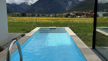 Außenpool (je nach Saison geöffnet), Sonnenschirme, Liegestühle