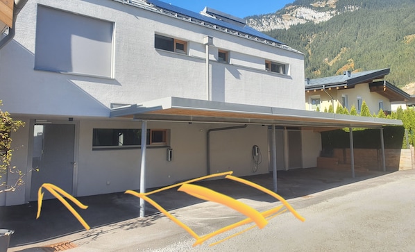 Begrenzte ParkplĂ€tze, Ladestation fĂŒr Elektroautos