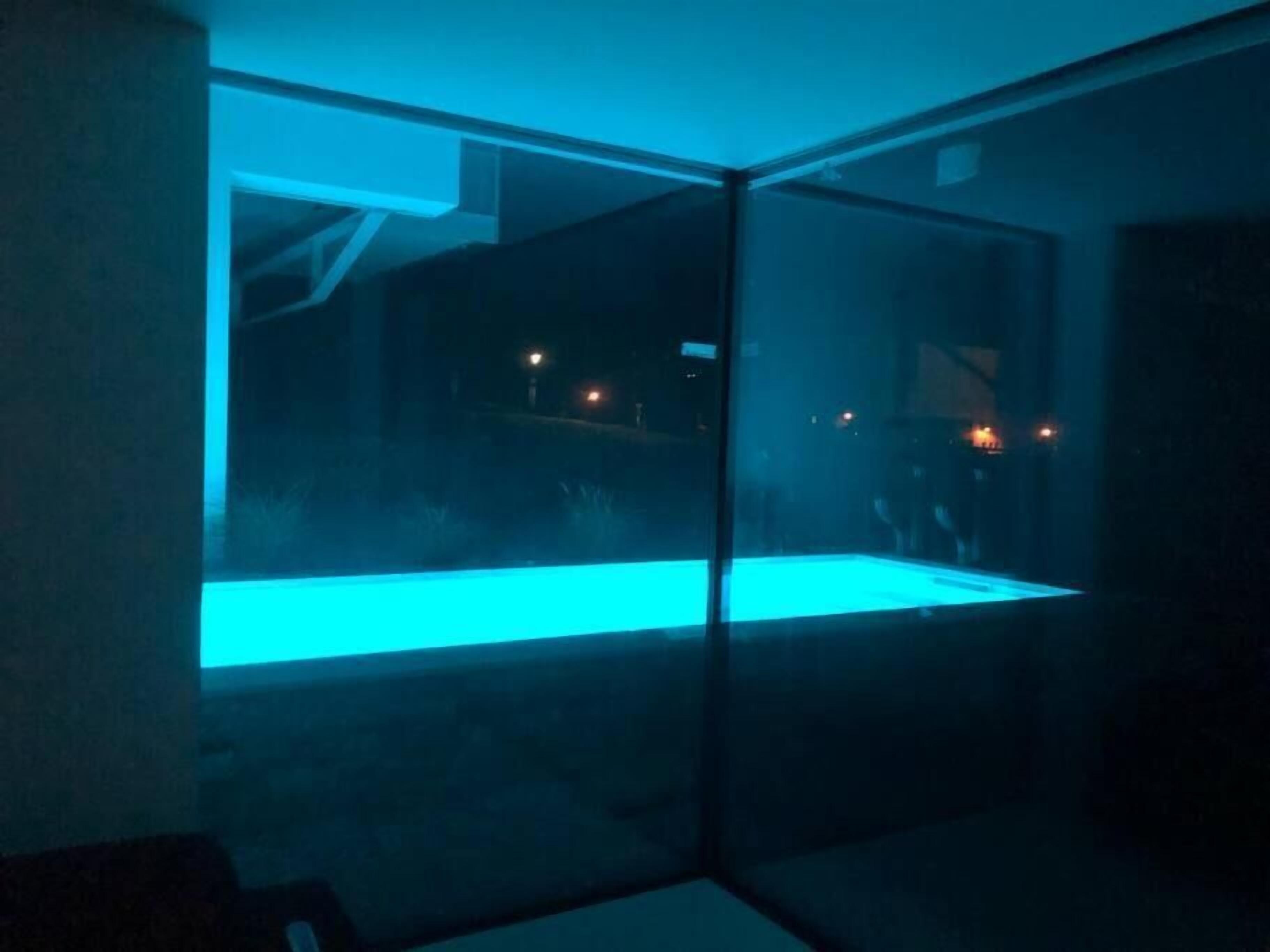 Kolam renang outdoor musiman, dengan payung kolam renang