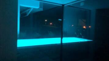 Kolam renang outdoor musiman, dengan payung kolam renang