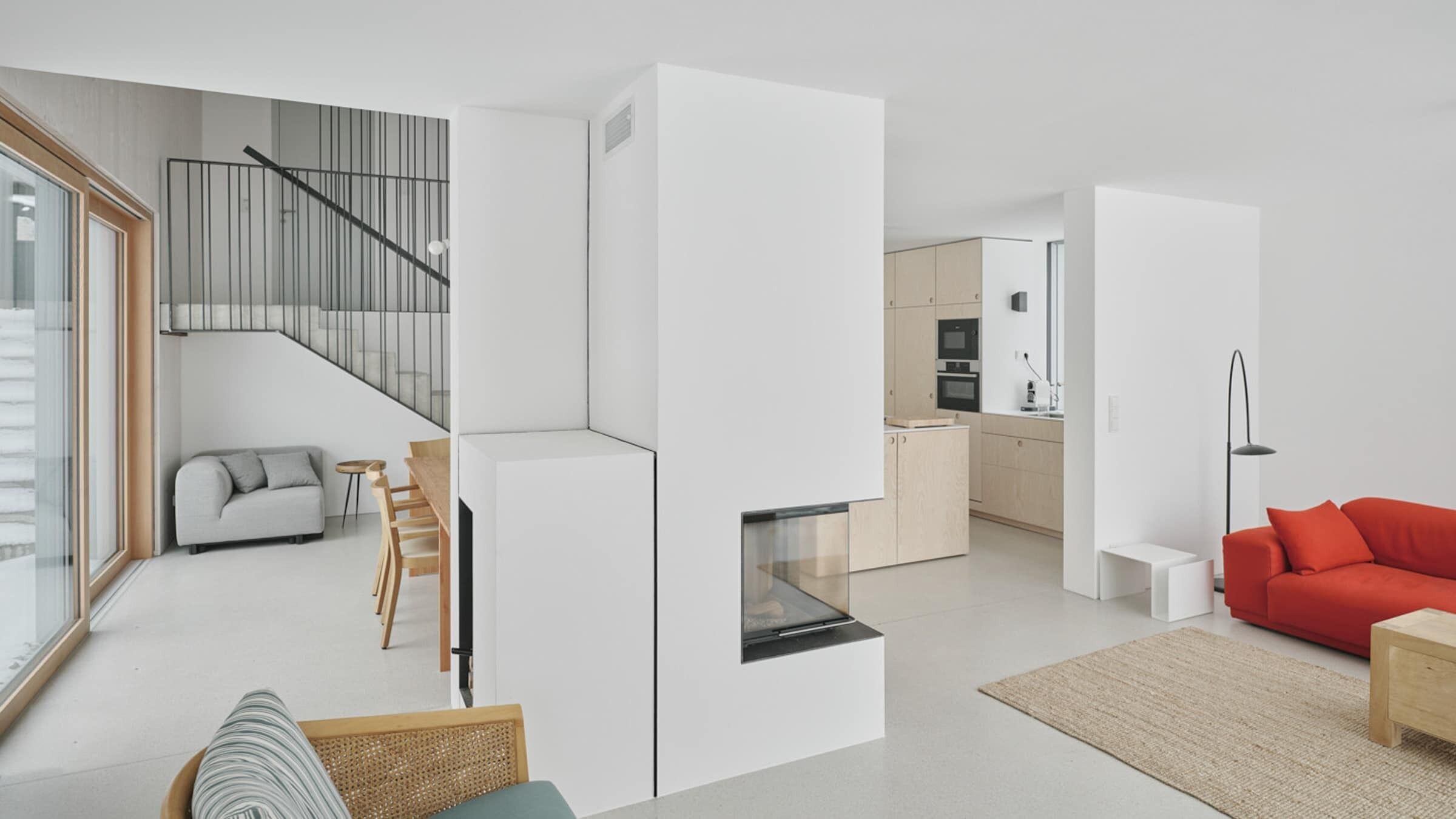 Luxury-Villa, Bergblick | Wohnbereich | 55-Zoll-Smart-TV mit Digitalempfang, Kamin, Netflix