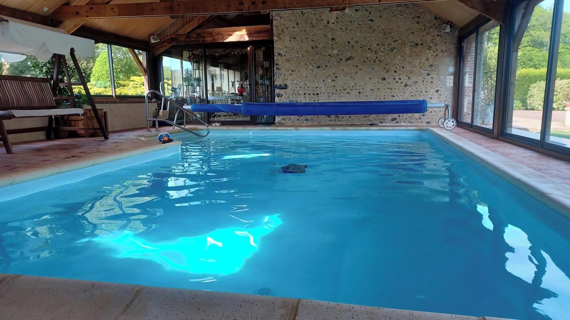 Innendørsbasseng og et oppvarmet basseng