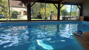 Piscina interna, piscina aquecida