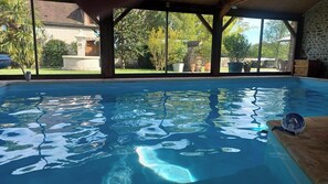 Een binnenzwembad en een verwarmd zwembad