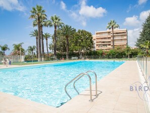 Een verwarmd zwembad