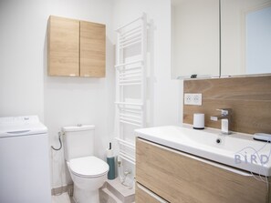 Een douche, een haardroger, handdoeken