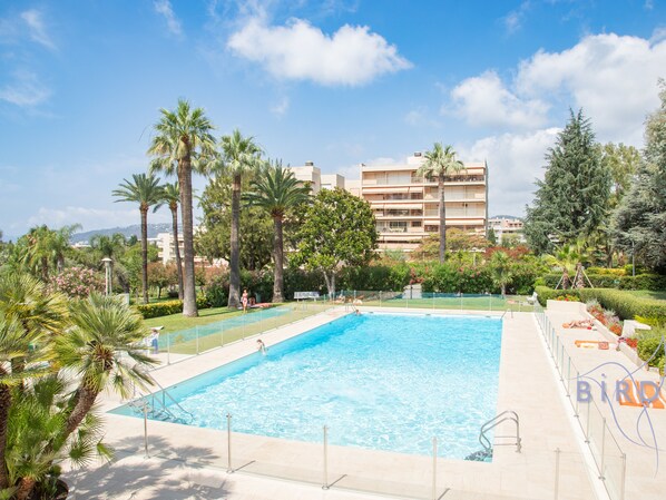 Een verwarmd zwembad