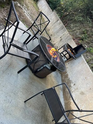 Outdoor dining - Appalachian Hideaways (Williamson)