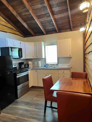 Private kitchen - Appalachian Hideaways (Williamson)