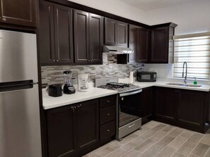 Mikrobølgeovn, ovn, kokeplater og brødrister