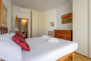 3 slaapkamers, een strijkplank/strijkijzer, wifi, beddengoed